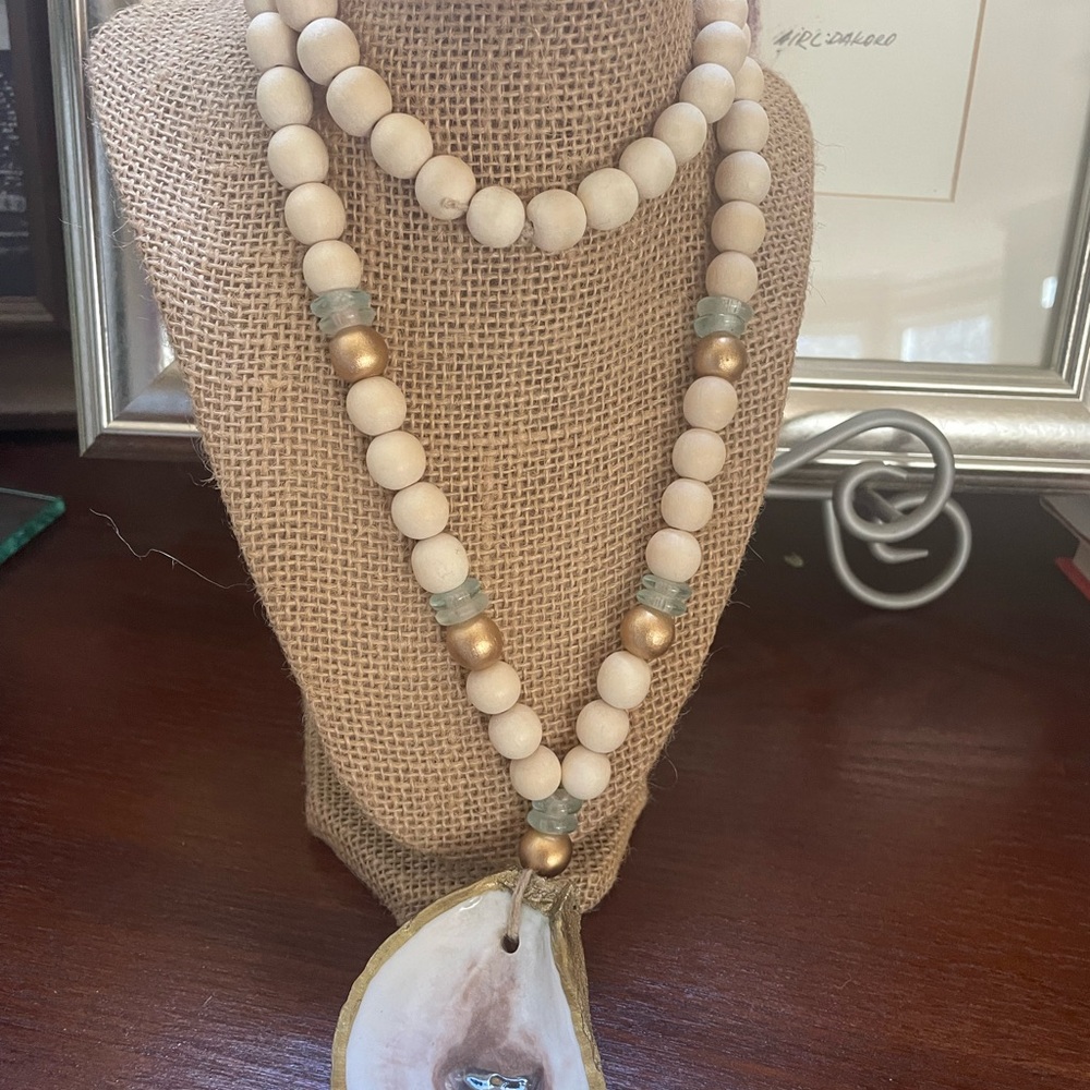 Chic Cream and Gold Beaded Sea Shell Necklace- NWOT - Picture 2 of 8